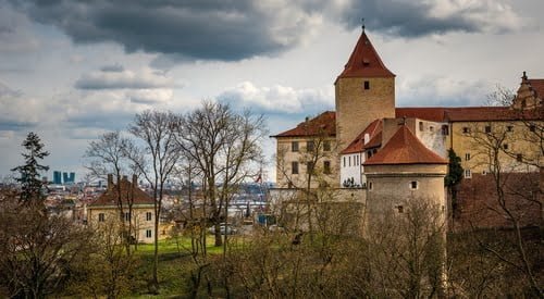 Daliborka-Turm in der Tschechischen Republik. Die Prager Burg vom Sommerhaus der Königin Anna (Belvedere) aus.